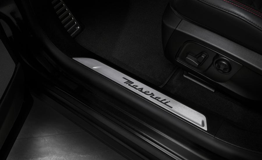 Детали интерьера Maserati Levante S Q4 GranSport 2018 года  (фото 2 из 59)